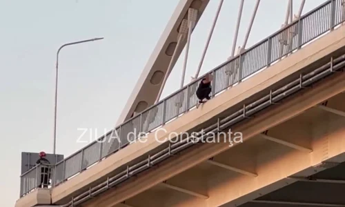 un barbat a urcat pe podul murfatlar si ameninta ca se arunca FOTO ziua de constanta 
