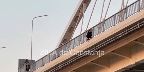 un barbat a urcat pe podul murfatlar si ameninta ca se arunca FOTO ziua de constanta 