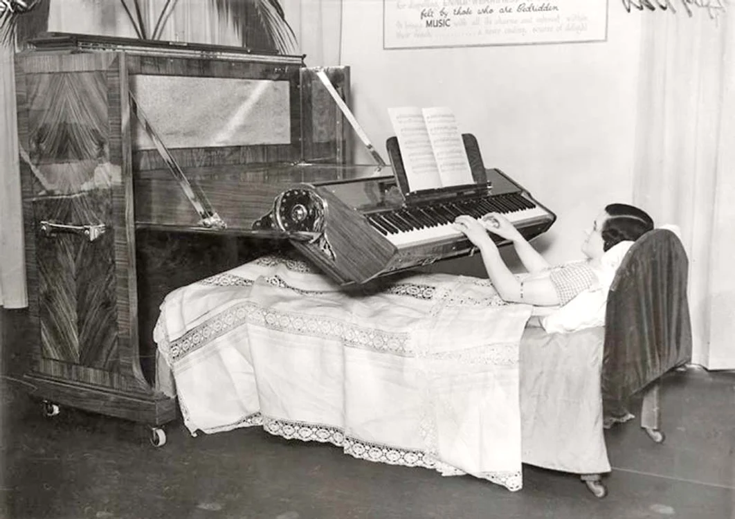Marea Britanie. Pianul cu claviatura extensibilă a fost creat în 1935 şi era destinat muzicienilor cu dizabilităţi