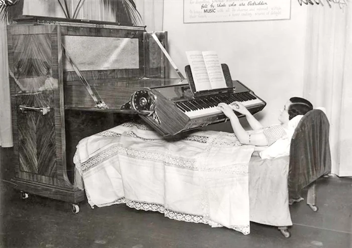 Marea Britanie. Pianul cu claviatura extensibilă a fost creat în 1935 şi era destinat muzicienilor cu dizabilităţi