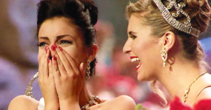 Michelle Mc Lean, Miss Universe 1992, a încoronat-o în anul următor pe succesoarea sa, Dayanara Torres