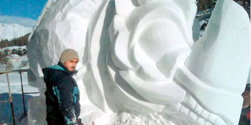 Bogdan Lefter (26 de ani) a făcut un rinocer  dintr-un bloc de zăpadă  
