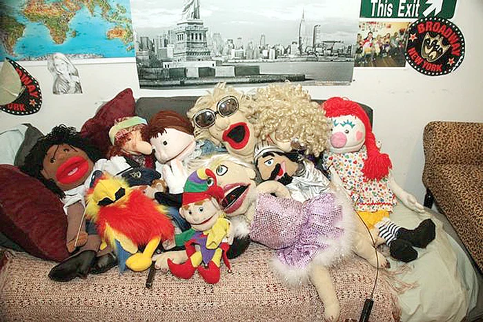 
    April nu se desparte nici o clipă de prietenele neînsufleţite  