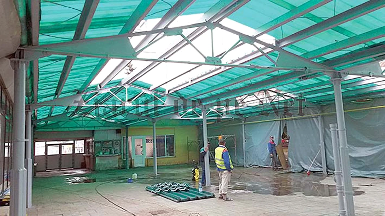 Modernizarea pieţei  a început cu acoperişul