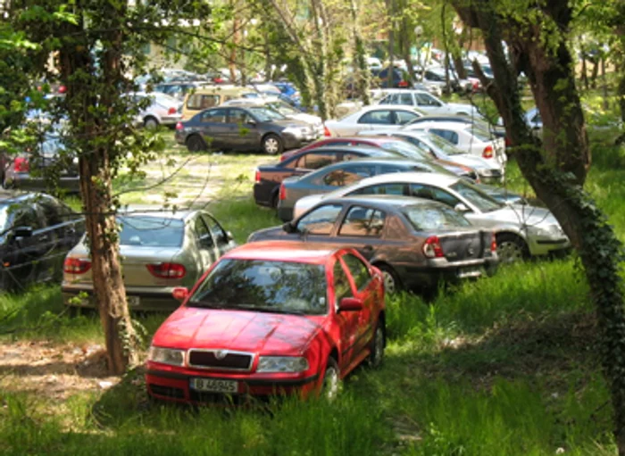 Bacau: Băcăuanii strigă după  locurile de parcare