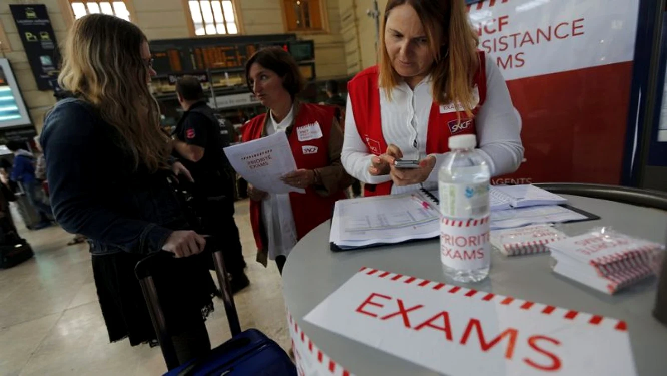 Liceenii francezi au ajuns cu greu la examenul de bacalaureat FOTO AFP