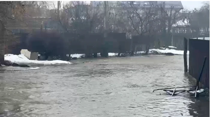 VIDEO Inundație în Târgu Jiu: un cartier sub apă după revărsarea unui lac. Primarul acuză localnicii