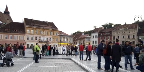 Câteva zeci de braşoveni au protestat în Piaţa Sfatului