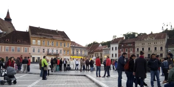 Câteva zeci de braşoveni au protestat în Piaţa Sfatului