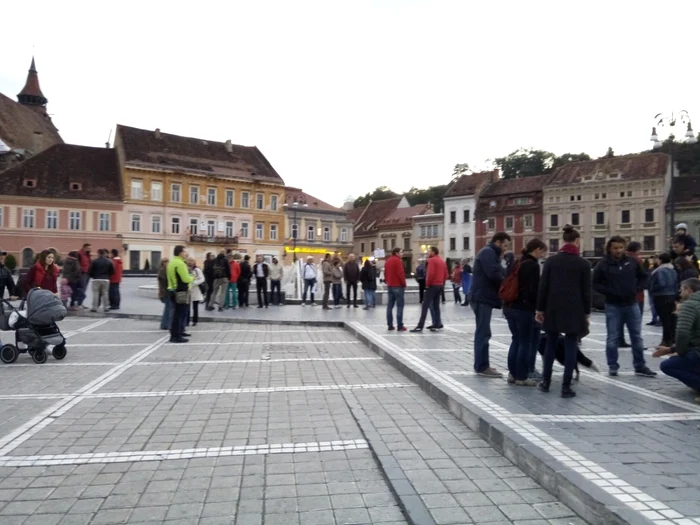 Câteva zeci de braşoveni au protestat în Piaţa Sfatului. FOTOSimona Suciu