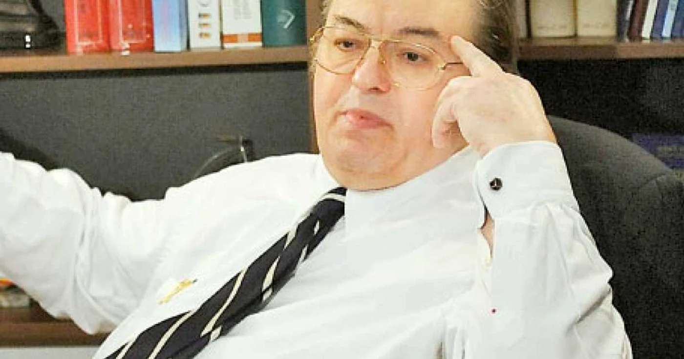 Vadim crede că acela care dezgroapă „pamflete“ are „buba la cap“