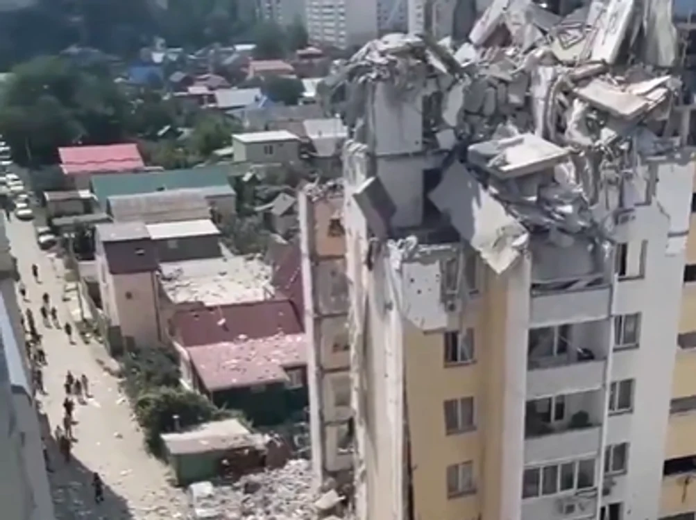 Mai multe persoane au fost prinse sub dărâmături FOTO: captura video