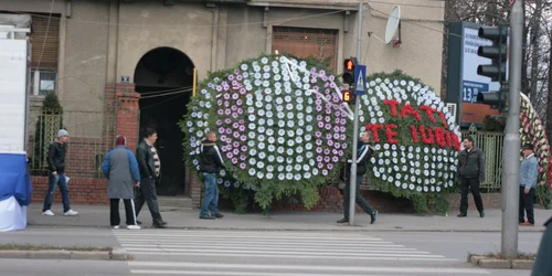 Coroane gigantice au apărut în faţa palatului ţigănesc