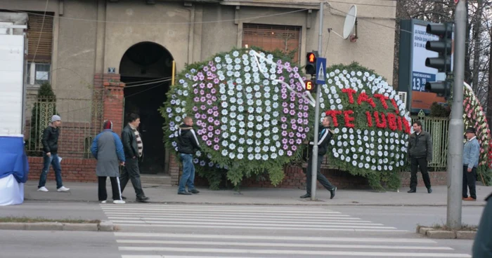 Coroane gigantice au apărut în faţa palatului ţigănesc