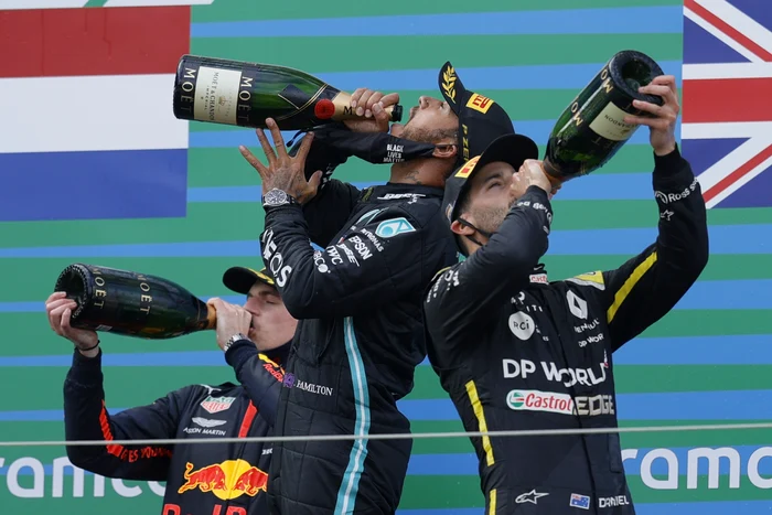 
    Piloții au sărbătorit cu șampanie Moet succesele și din 2020Foto: EPA-EFE  