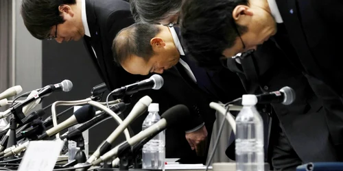 Președintele Kobayashi Pharmaceutical și oficiali în timpul unei conferințe de presă FOTO EPA-EFE