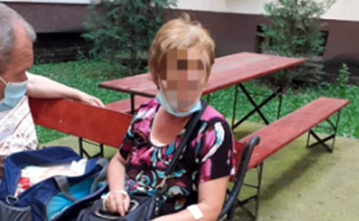 Pacienta de 59 de ani, aşteptând să fie transferată la Pneumologie