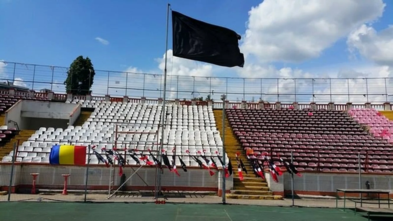 A fost pus un steag negru în locul din peluză unde stă galeria lui Dinamo