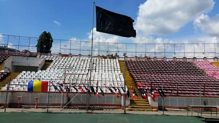 A fost pus un steag negru în locul din peluză unde stă galeria lui Dinamo