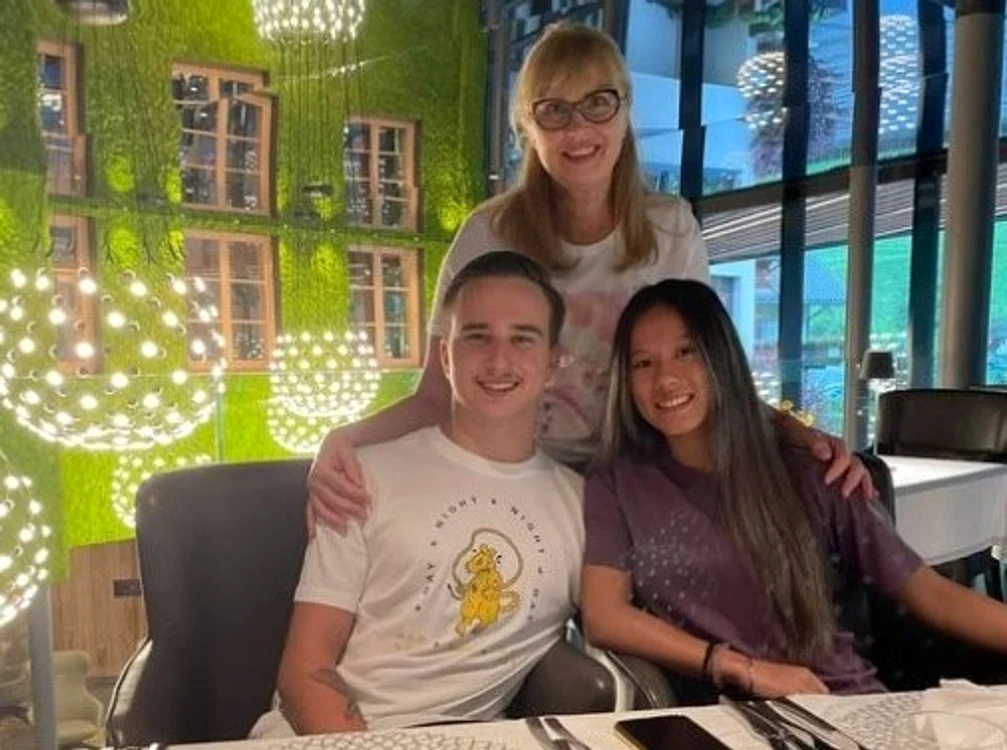 Luca, alături de mama lui, Mariana Pfeiffer, și de iubita Asianafoto: Instagram