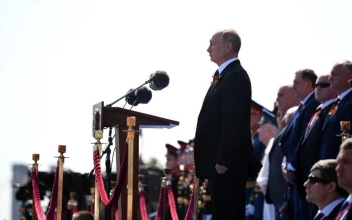 Vladimir Putin surprins în timpul unei parade militare FOTO EPA-EFE