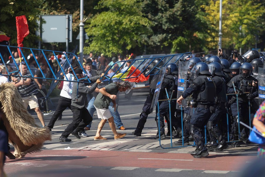 Noi rețineri după protestul violent al oierilor din Piața Victoriei. Șapte manifestanți, ridicați