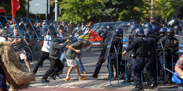 Ciocniri violente între forțele de ordine, fermieri și reprezentanți ai mișcărilor suveraniste, în București. FOTO Inquam Photos / George Călin