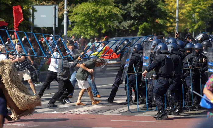 Ciocniri violente între forțele de ordine, fermieri și reprezentanți ai mișcărilor suveraniste, în București. FOTO Inquam Photos / George Călin