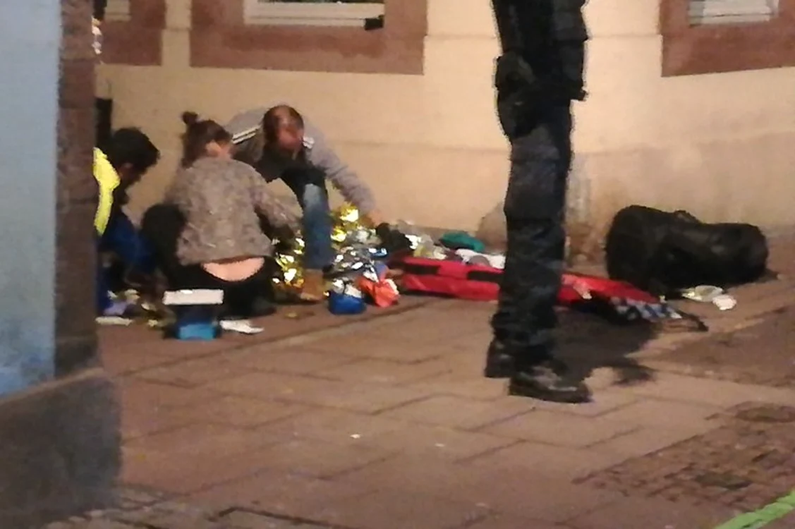 Forțele de ordine ajutând persoanele rănite pe străzile din Strasbourg