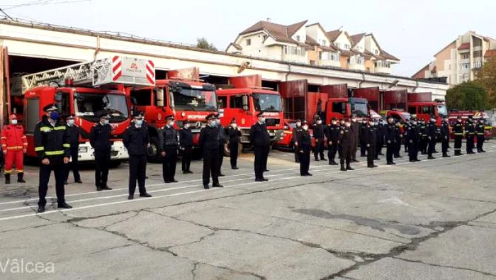 Colegii plt. adj. sef. Banu Gheorghe Romeo, ucis de COvid-19, au ținut un moment de reculegere la ISU Vâlceafoto: ISU Vâlcea