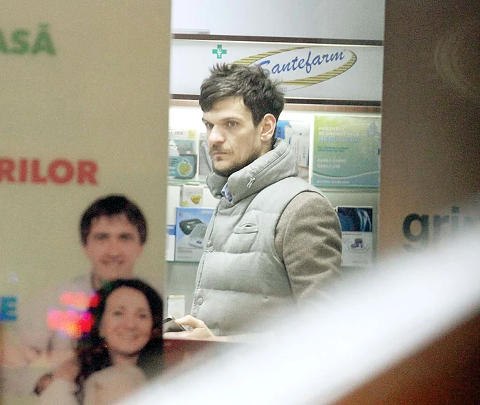 Solistul s-a oprit şi la o  farmacie, de unde a cumpărat  câteva medicamente