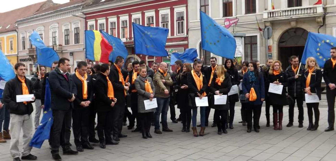 Participanţii aveau în piept cocarde pe care scria: Clujul alături de Ucraina. FOTO: Remus Florescu