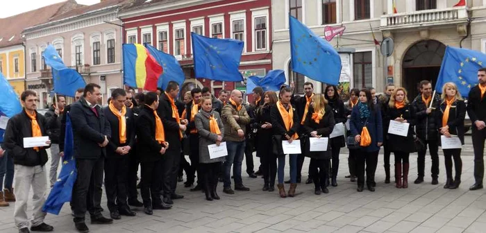 Participanţii aveau în piept cocarde pe care scria: Clujul alături de Ucraina. FOTO: Remus Florescu
