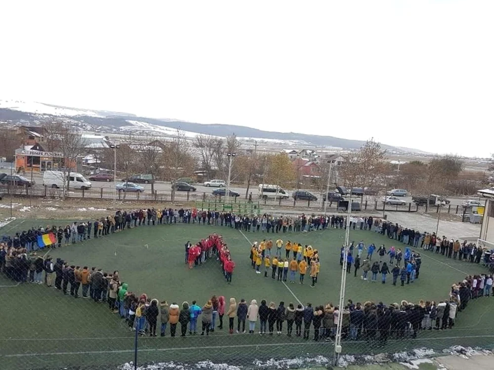 Elevii Liceului ”Emil Racoviţă” Vaslui au format o hartă umană a României