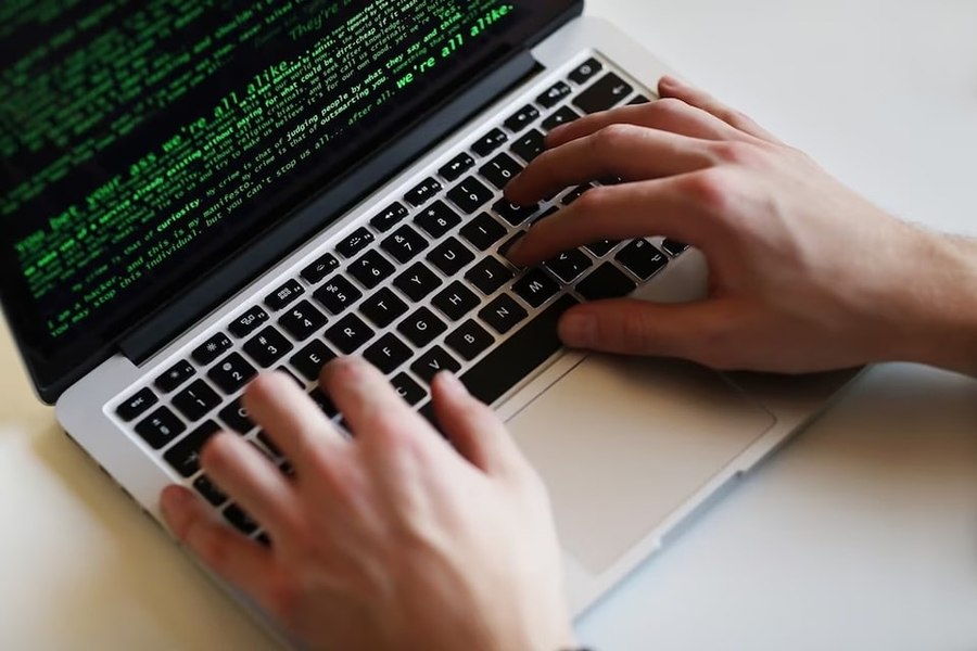 Moldavija se sooča z obsežnimi kibernetskimi napadi, blokiranih več tisoč spletnih strani