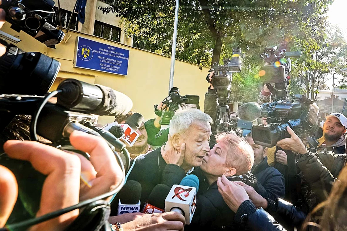 
    La ieşirea din arest, Oprescu a fost îmbrăţişat de două femei  