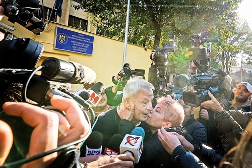 La ieşirea din arest, Oprescu a fost îmbrăţişat de două femei