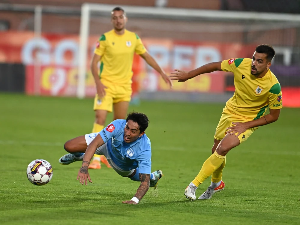Omar Garcia și Alexandru Iacob în meciul dintre FC Voluntari și CS Mioveni FOTO Sport Pictures