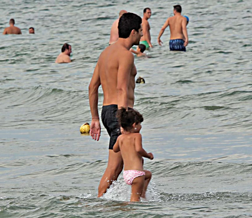Fetiţa lui Nico a intrat fără frică în mare
