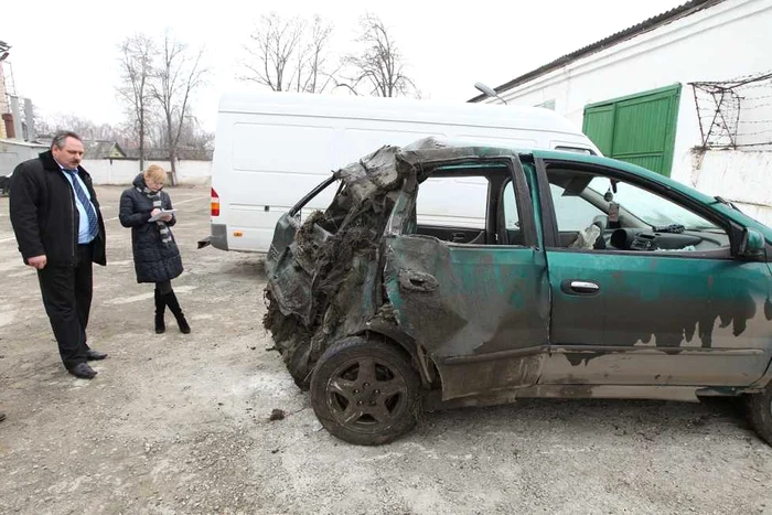 Mașina de culoare verde s-a rostogolit de câteva ori în aer, înainte de a cădea pe pământ