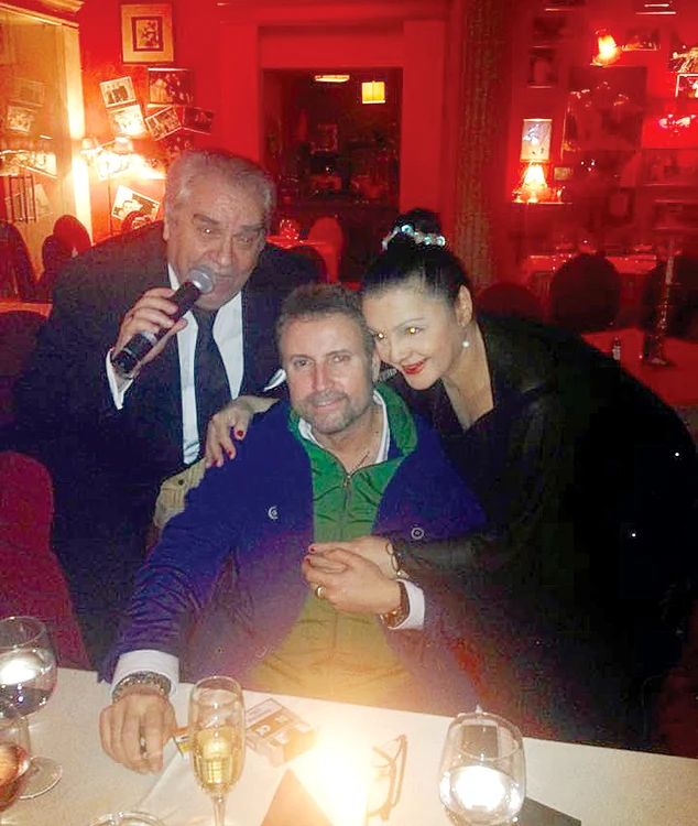 Bote o invită în cluburi ca să o înveselească