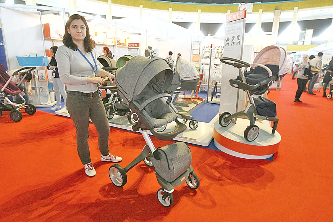 Acest cărucior oferă diferite poziţii pentru copii şi costă 4.395 de lei