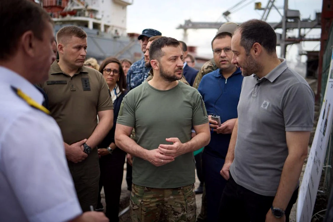 Volodimir Zelenski (în centrul imaginii) în portul Ciornomorsk FOTO EPA-EFE