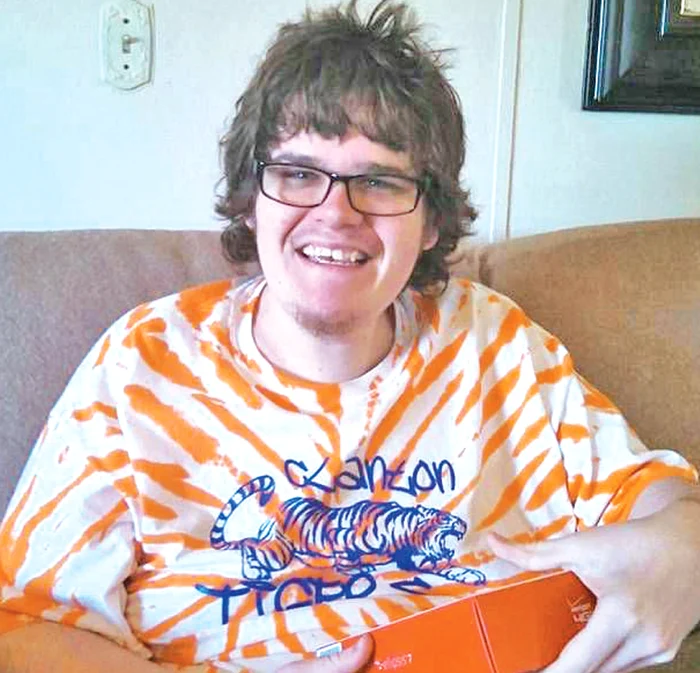 Austin Pledger, de 20 de ani, a avut nevoie de operaţie după ce s-a trezit cu un piept cât al lui Dolly Parton