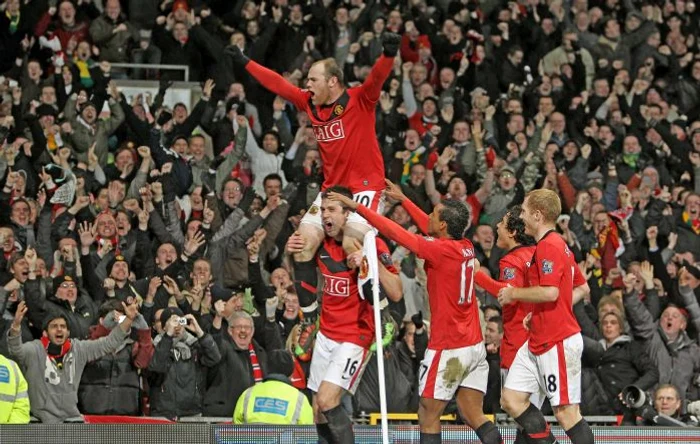 
    Rooney, aclamat de colegi şi de public după un gol cât o calificare  