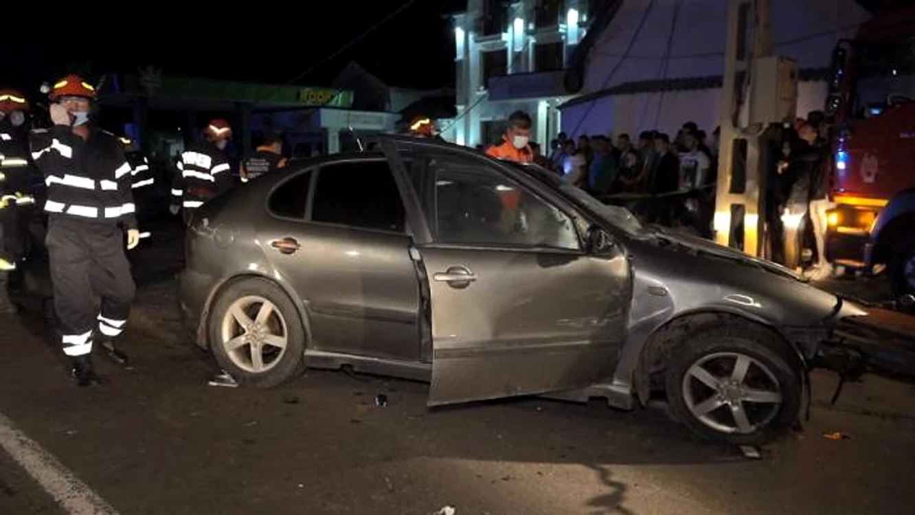
    Seat-ul s-a înfipt în stâlp Foto: observatornews.ro  