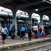 calatori tren cfr gara de nord frig foto shutterstock 2229976057 jpg