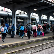 calatori tren cfr gara de nord frig foto shutterstock 2229976057 jpg