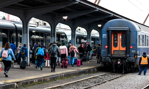 calatori tren cfr gara de nord frig foto shutterstock 2229976057 jpg