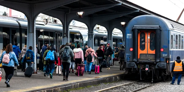 calatori tren cfr gara de nord frig foto shutterstock 2229976057 jpg